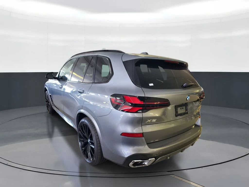 Used 2026 Skyscraper Grey Metallic BMW sDrive40i image 4