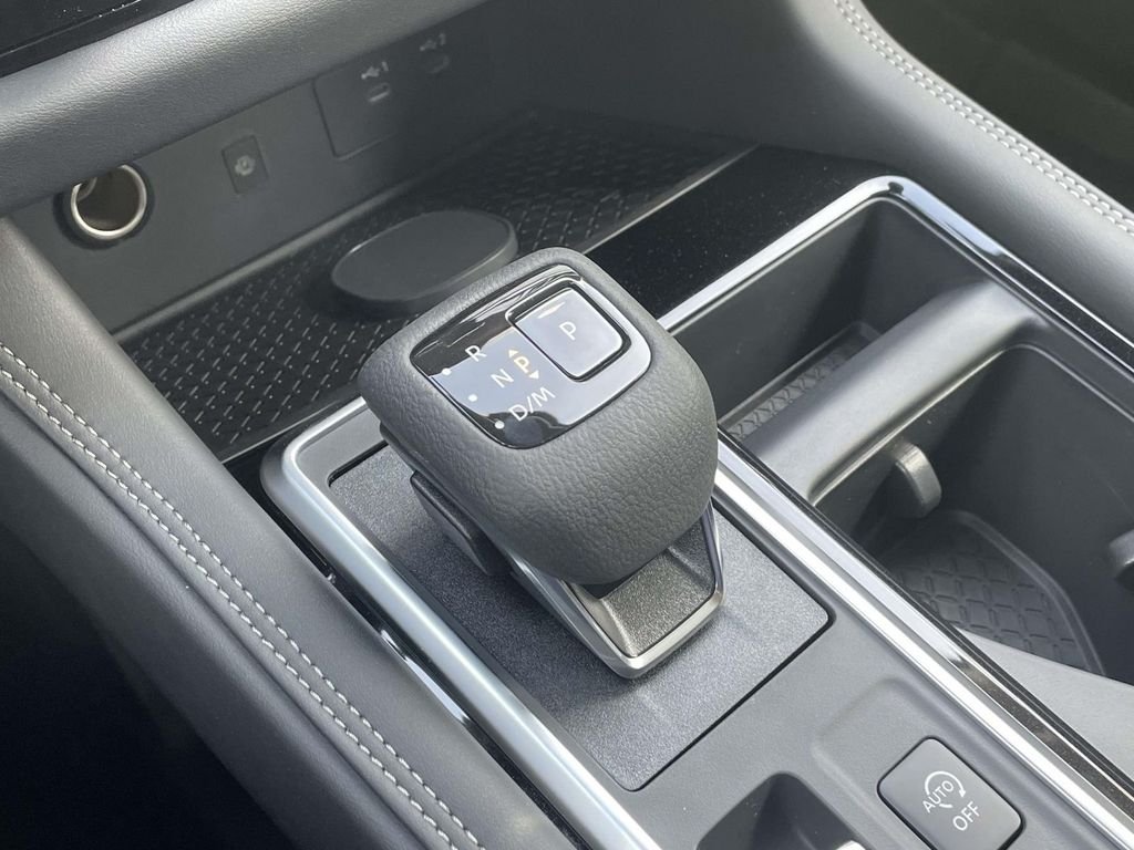 New 2026 Boulder Gray Pearl / Super Black Two-tone Nissan Platinum image 30