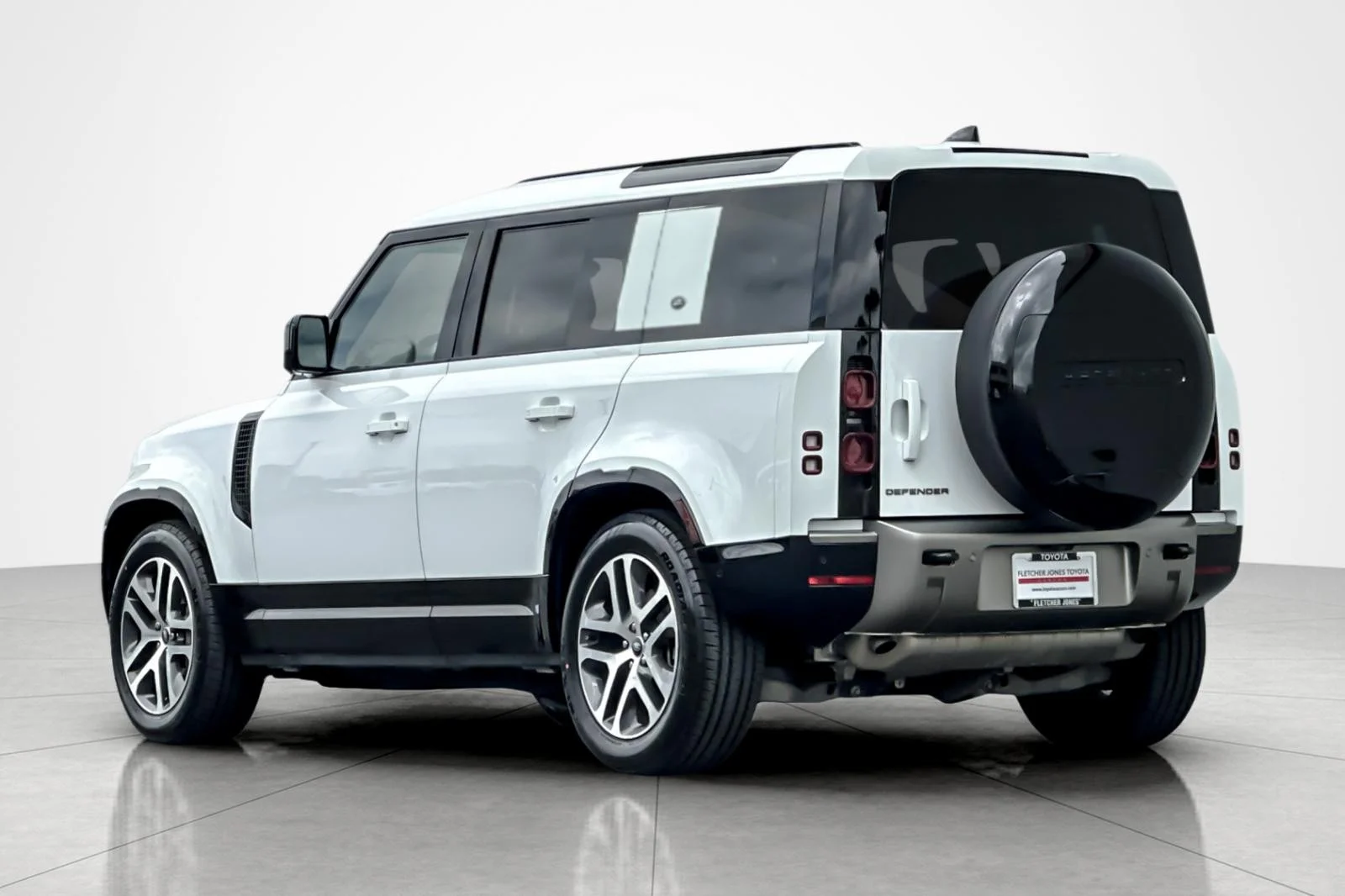 Used 2024 Fuji White Land Rover X-Dynamic SE image 3