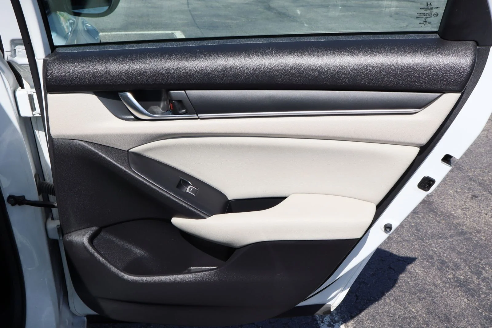 Used 2018 White Honda LX image 30