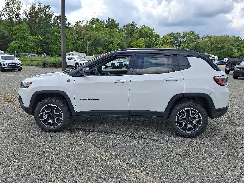 New 2026 Bright White Clear-Coat Exterior Paint Jeep Trailhawk image 5