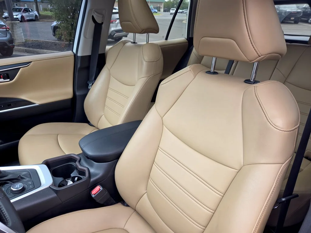 Used 2019  Toyota Limited image 12