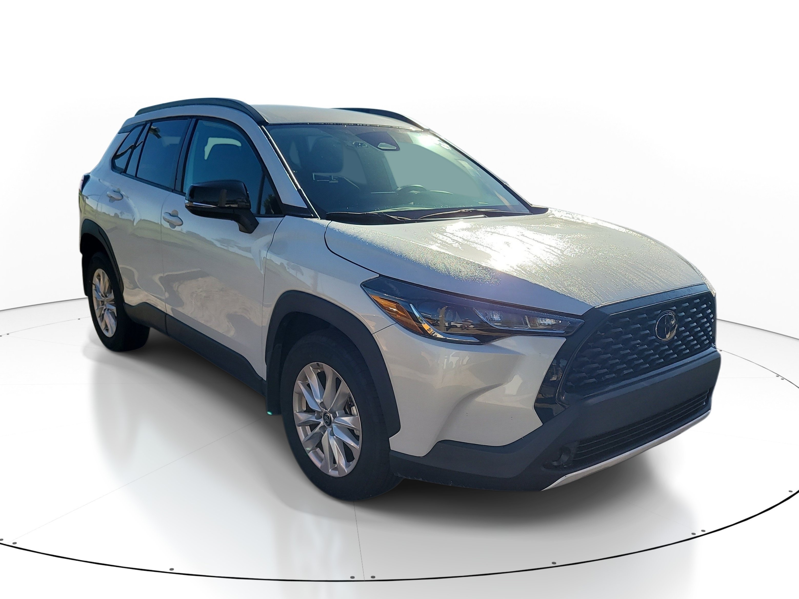 Used 2025 Pearl Toyota LE image 1