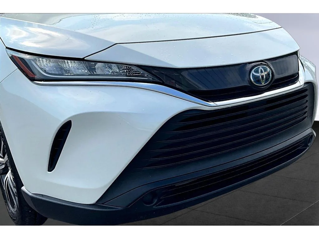 Used 2021  Toyota LE image 19