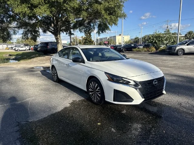 Used 2025 White Nissan 2.5 SV image 3