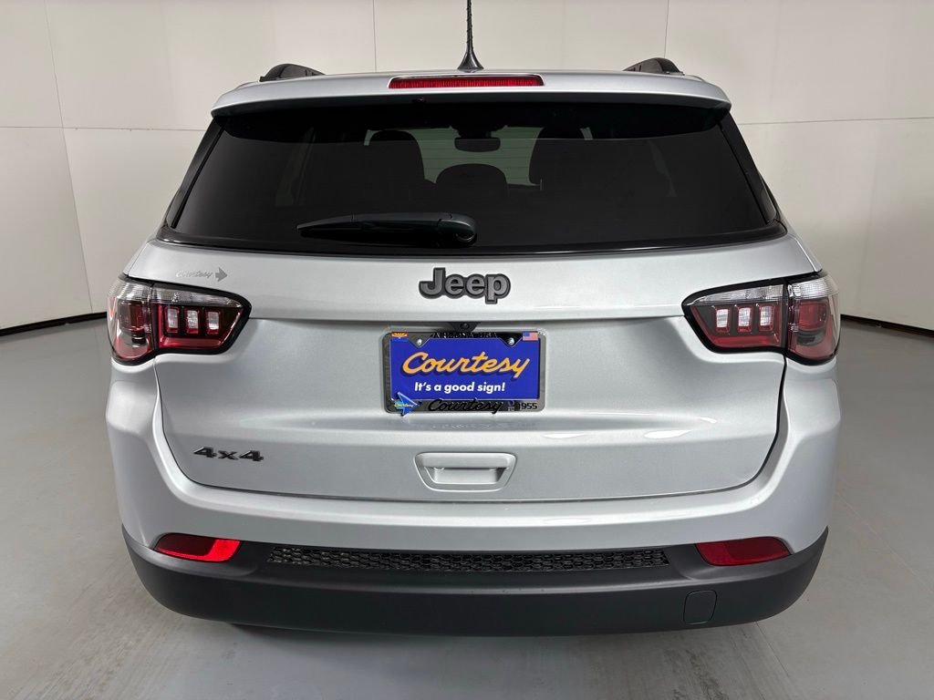 New 2026 Silver Zynith Metallic Clearcoat Jeep Latitude image 7