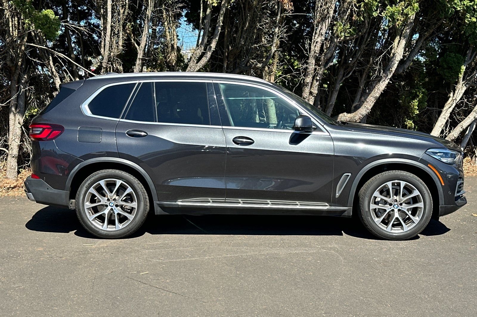 Used 2022 Gray BMW xDrive40i image 3