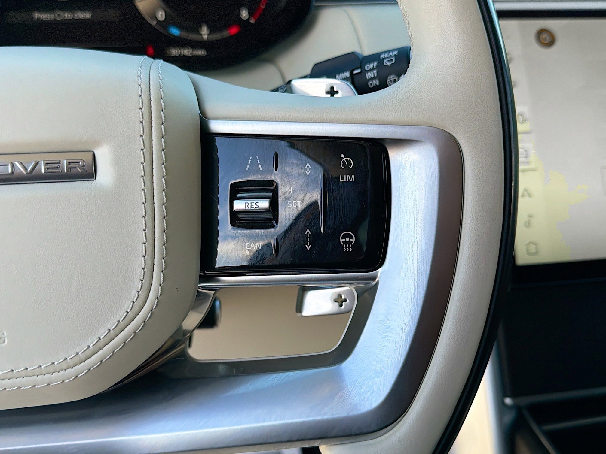 Used 2024 Ligurian Black SV Bespoke Ultra Metallic Sat Land Rover Autobiography image 38