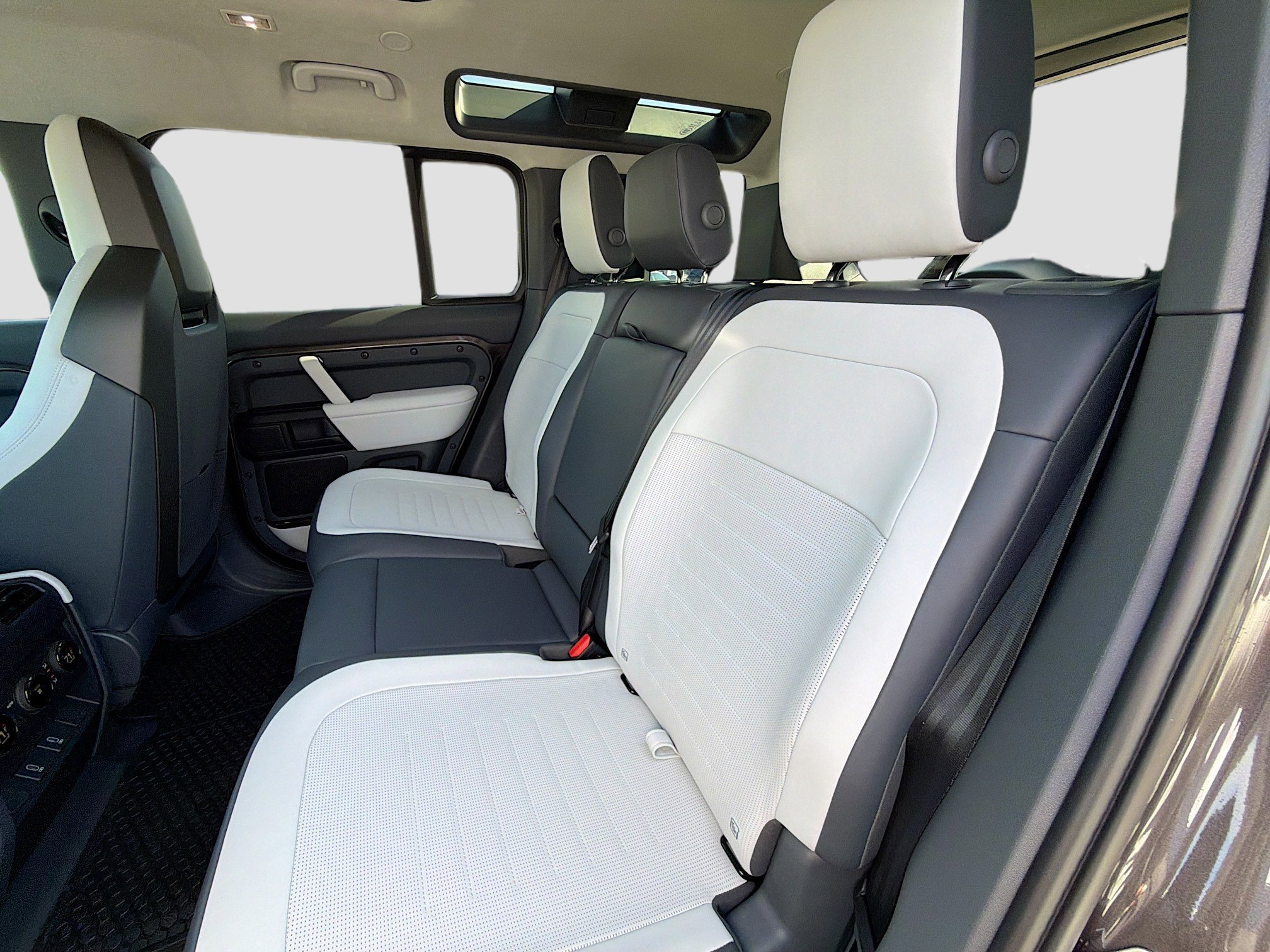 New 2026 Charente Grey Land Rover OCTA image 19