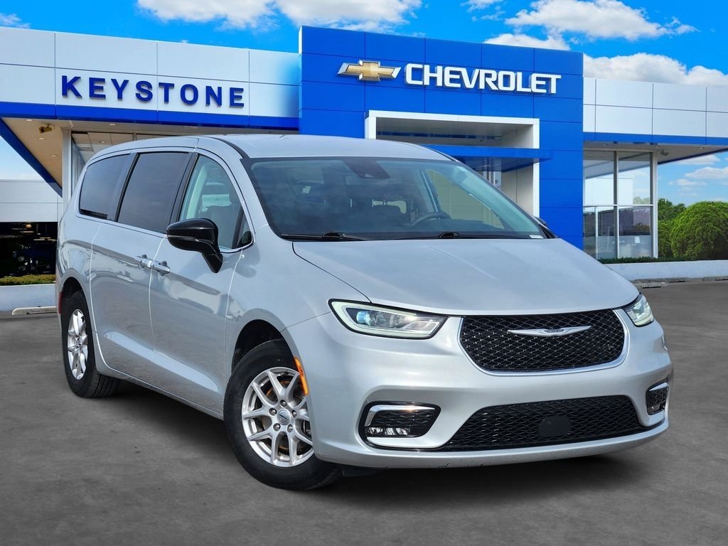 2024 Chrysler Pacifica Touring L's photo