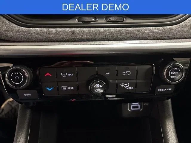 New 2026 Bright White Clear-Coat Exterior Paint Jeep Latitude image 21