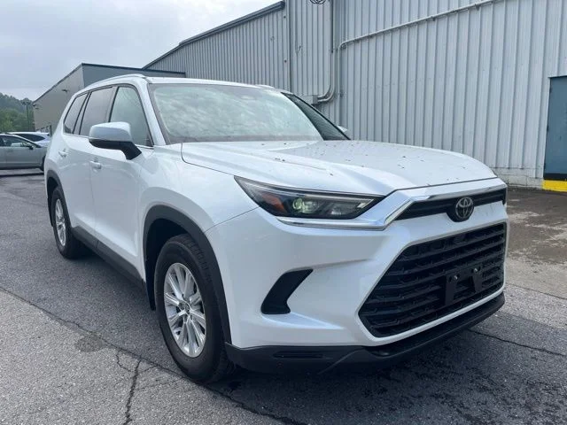 Used 2024 Wind Chill Pearl Toyota XLE image 3