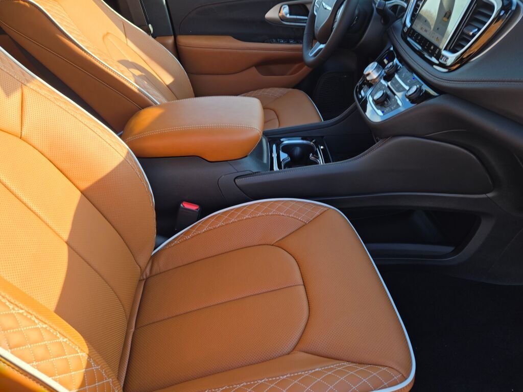 New 2026 Diamond Black Crystal Pearl-Coat Exterior Paint Chrysler Pinnacle image 7