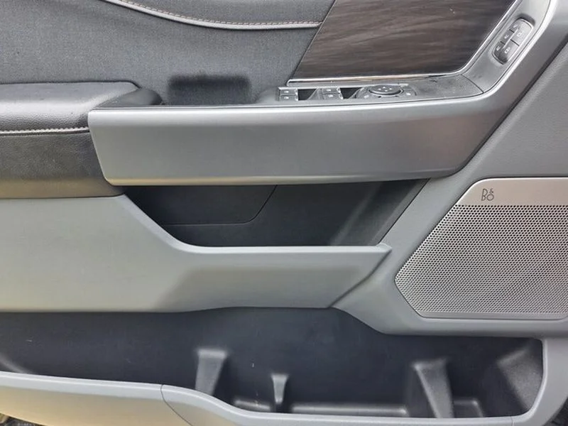 Used 2025 Agate Black Metallic Ford LARIAT image 28