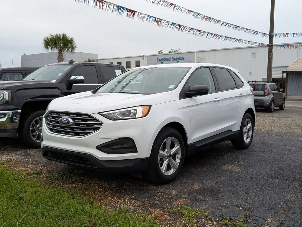 Used 2022 White Ford SE image 1