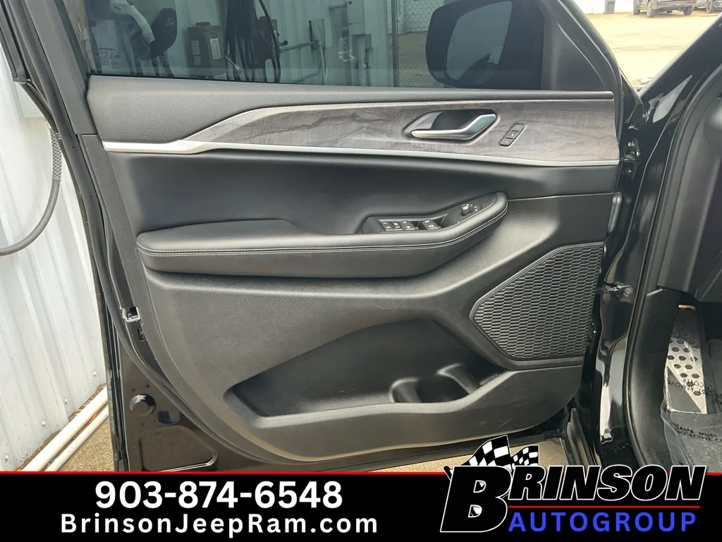 Used 2025 Diamond Black Crystal Pearlcoat Jeep Limited image 27