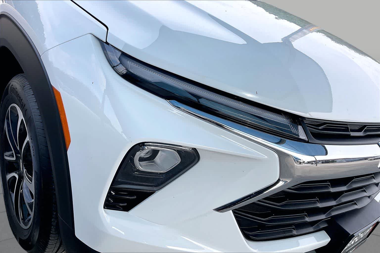 Used 2025 Summit White Chevrolet LT image 27