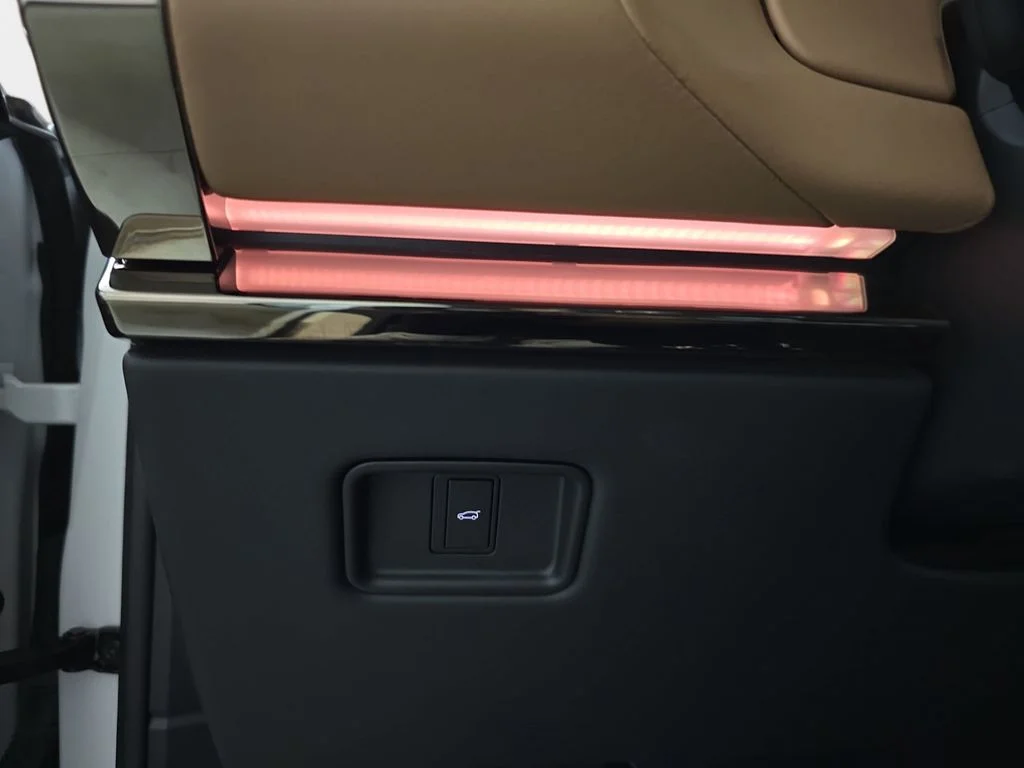 Used 2024  Land Rover SE image 27