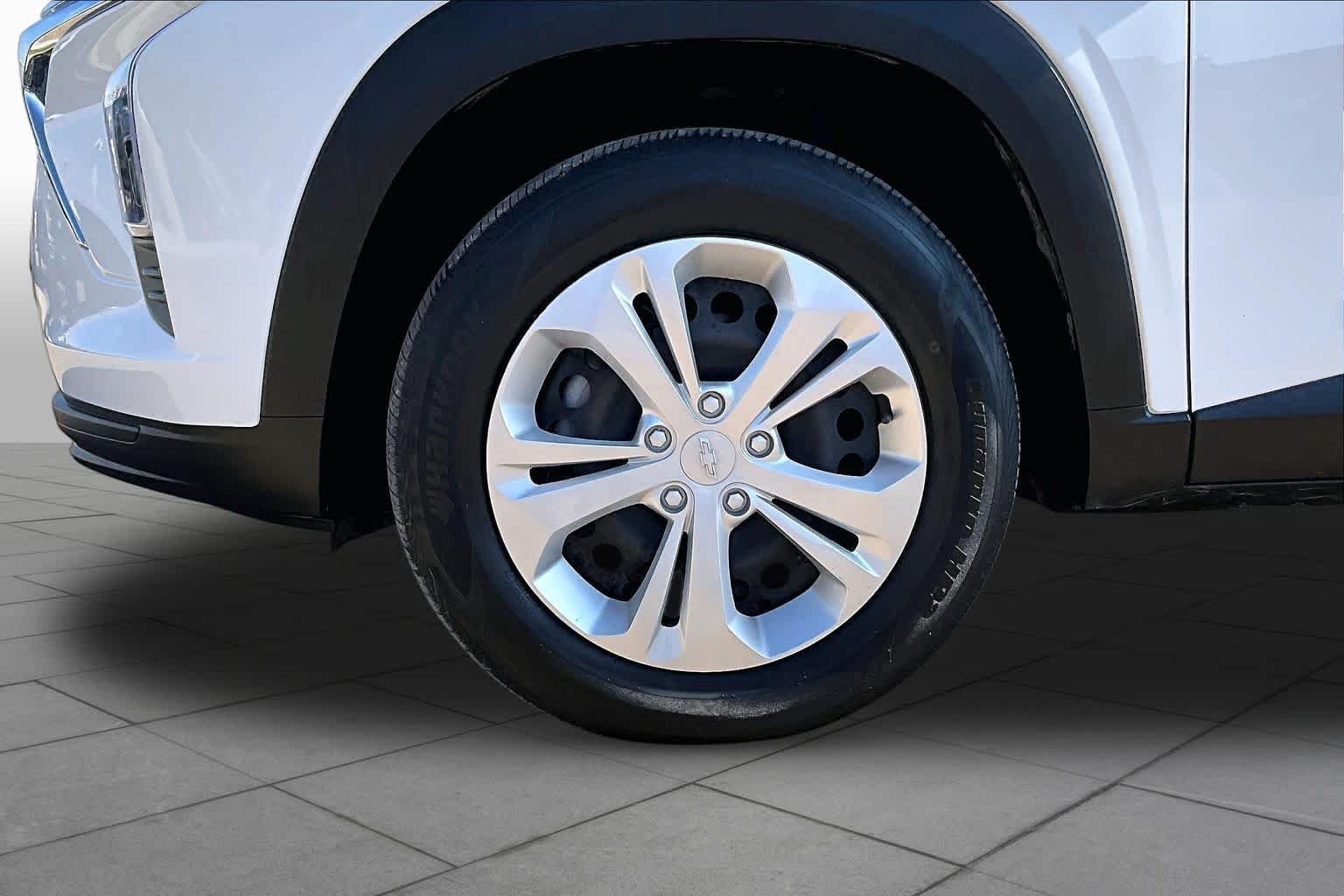 Used 2025 Summit White Chevrolet LS image 11