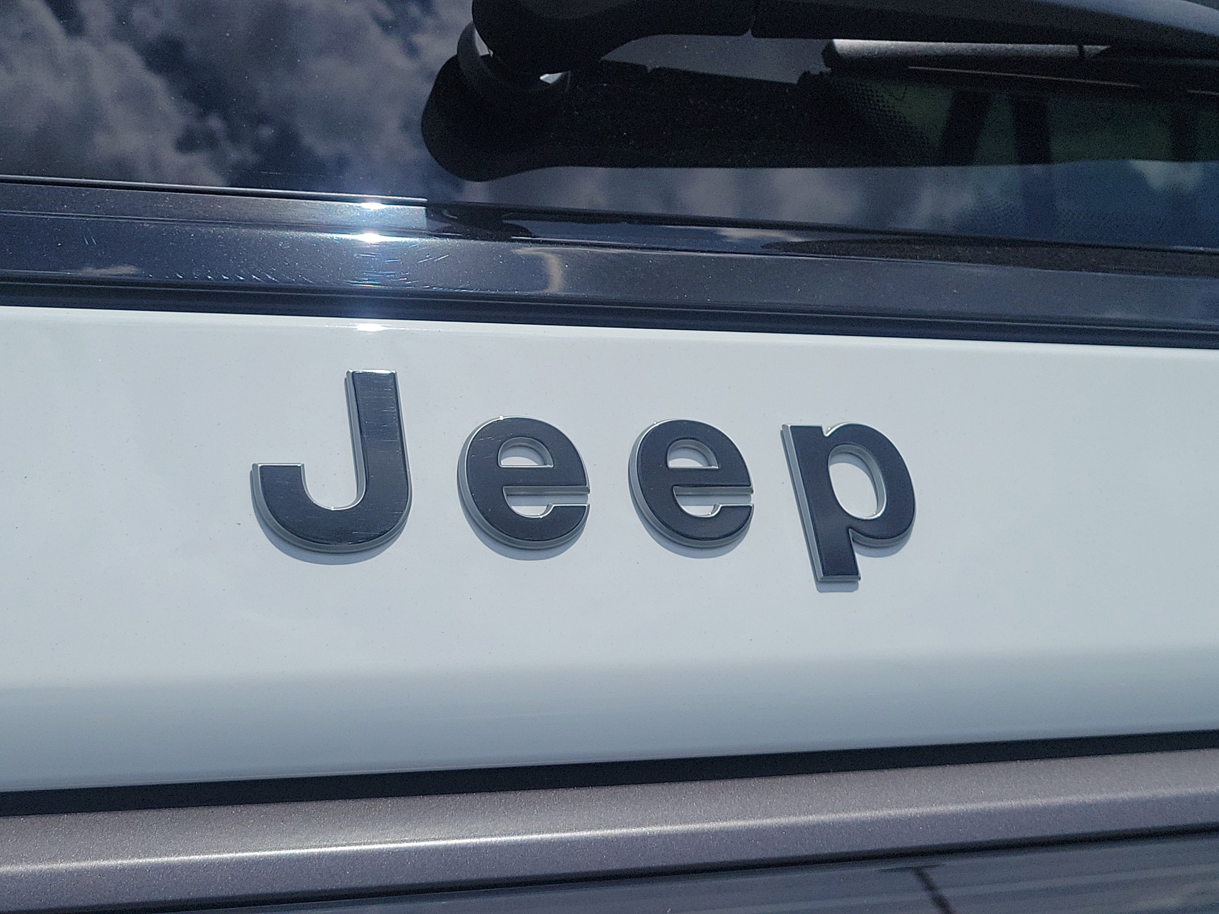 New 2026 Bright White Clear-Coat Exterior Paint Jeep Limited Reserve image 6