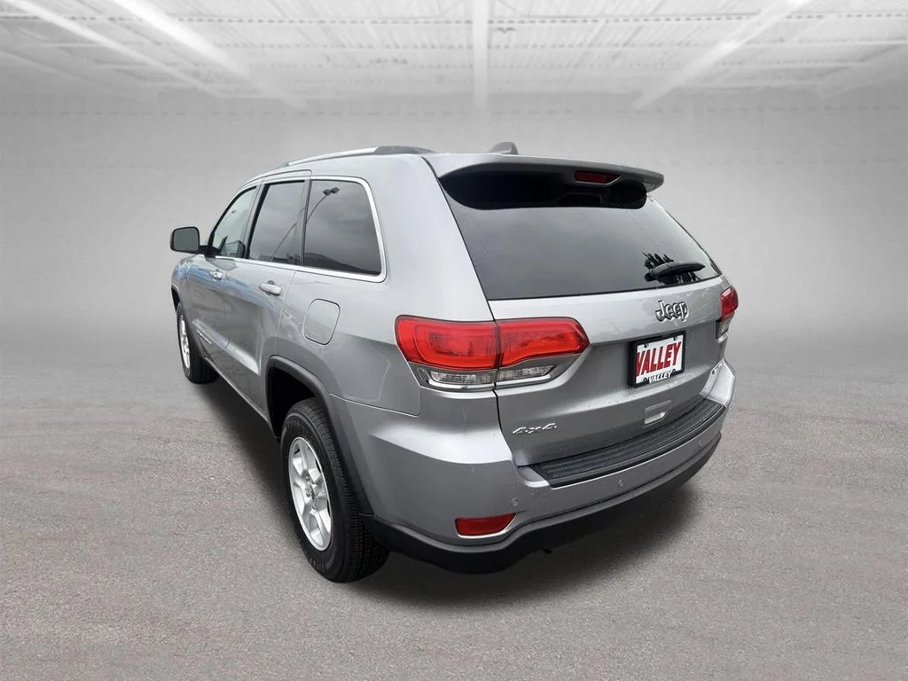 Used 2017 Billet Silver Metallic Clearcoat Jeep Laredo image 7