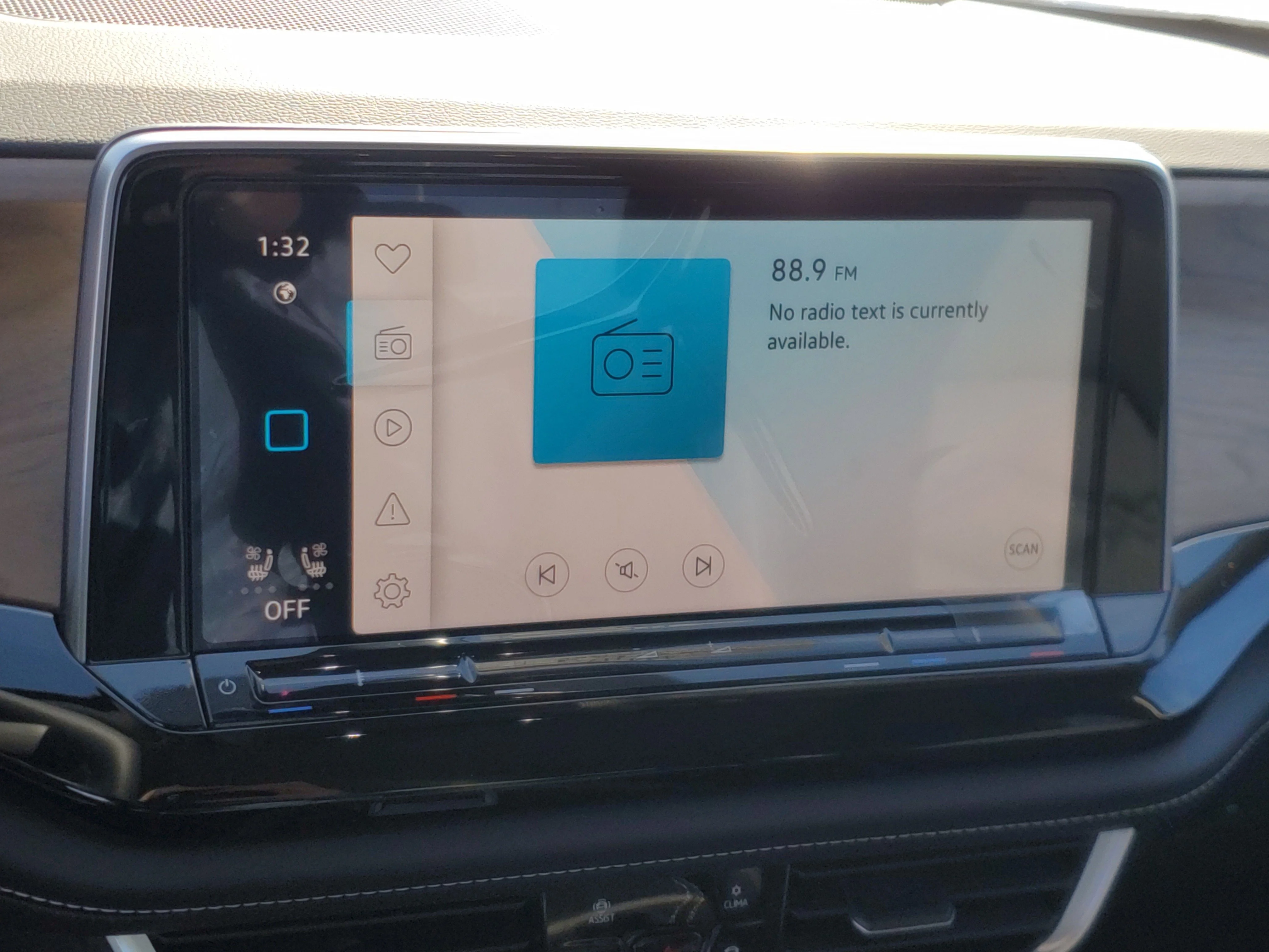 New 2026 Silver Volkswagen 2.0T SE w/Technology image 24
