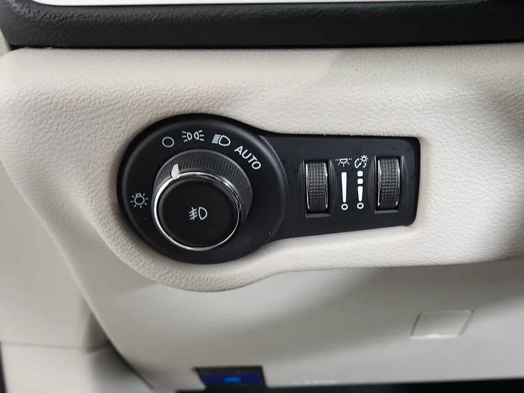 Used 2024 White Chrysler Touring L image 12
