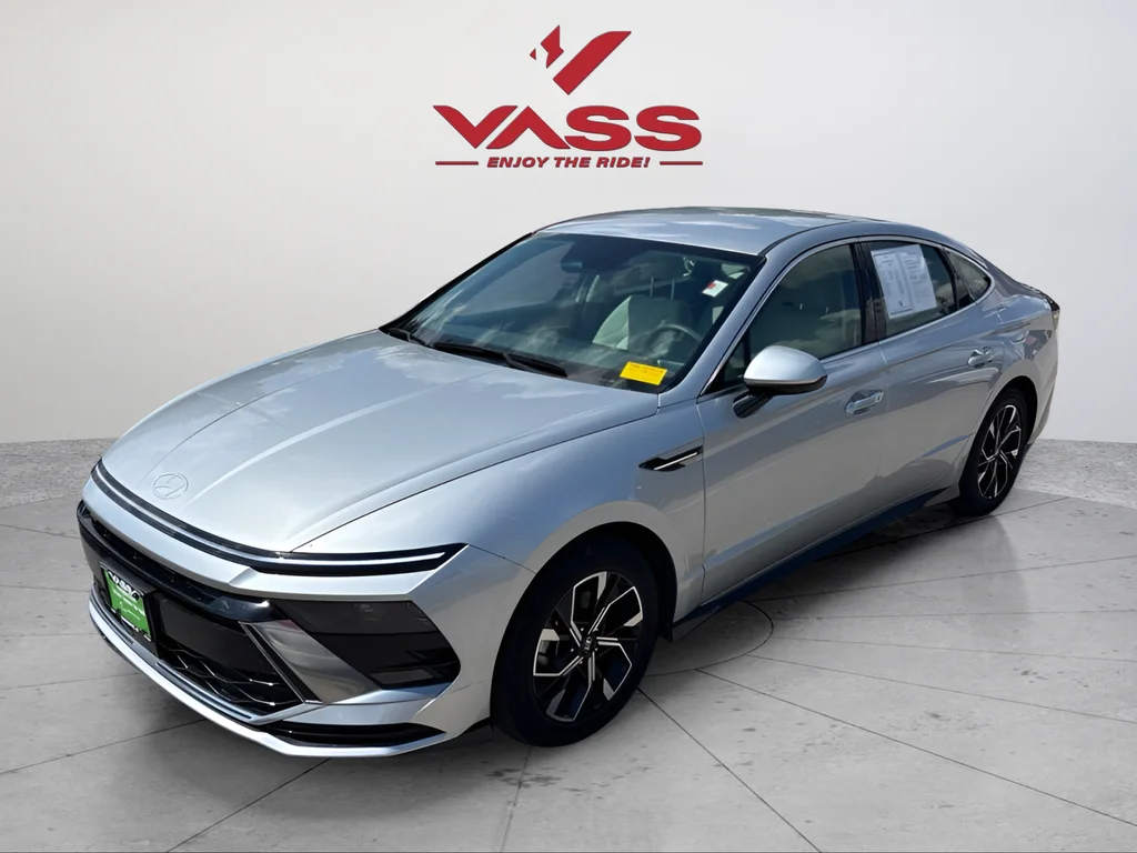 Used 2025 Silver Hyundai SEL image 1