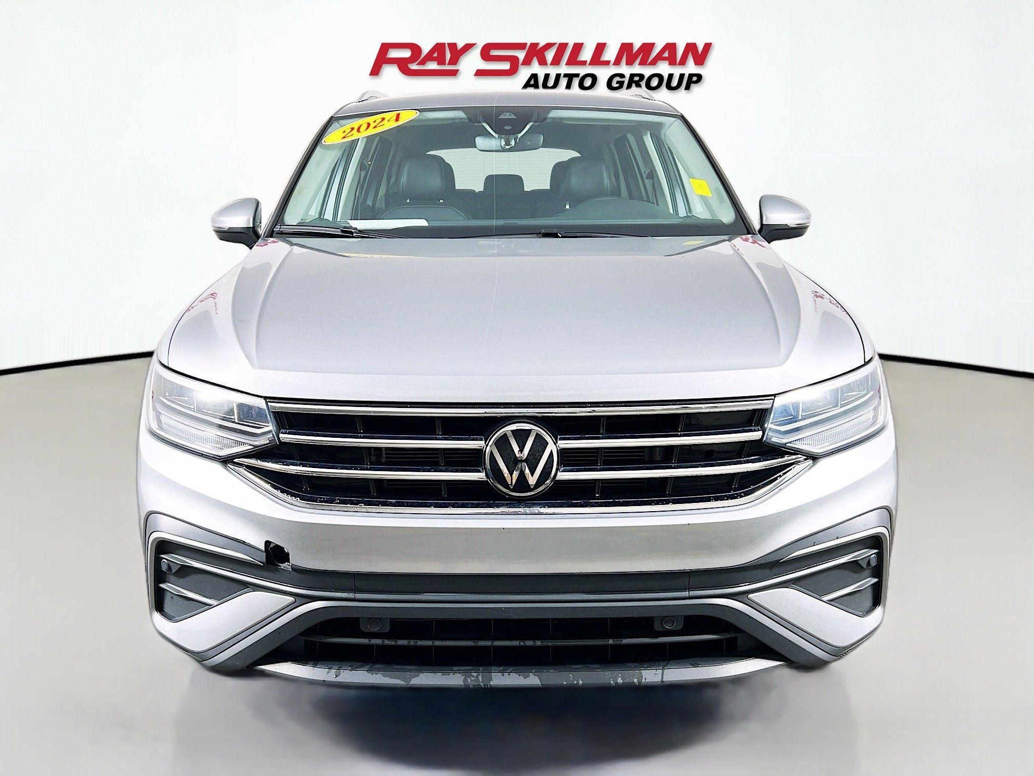 Used 2024 Silver Volkswagen SE image 2