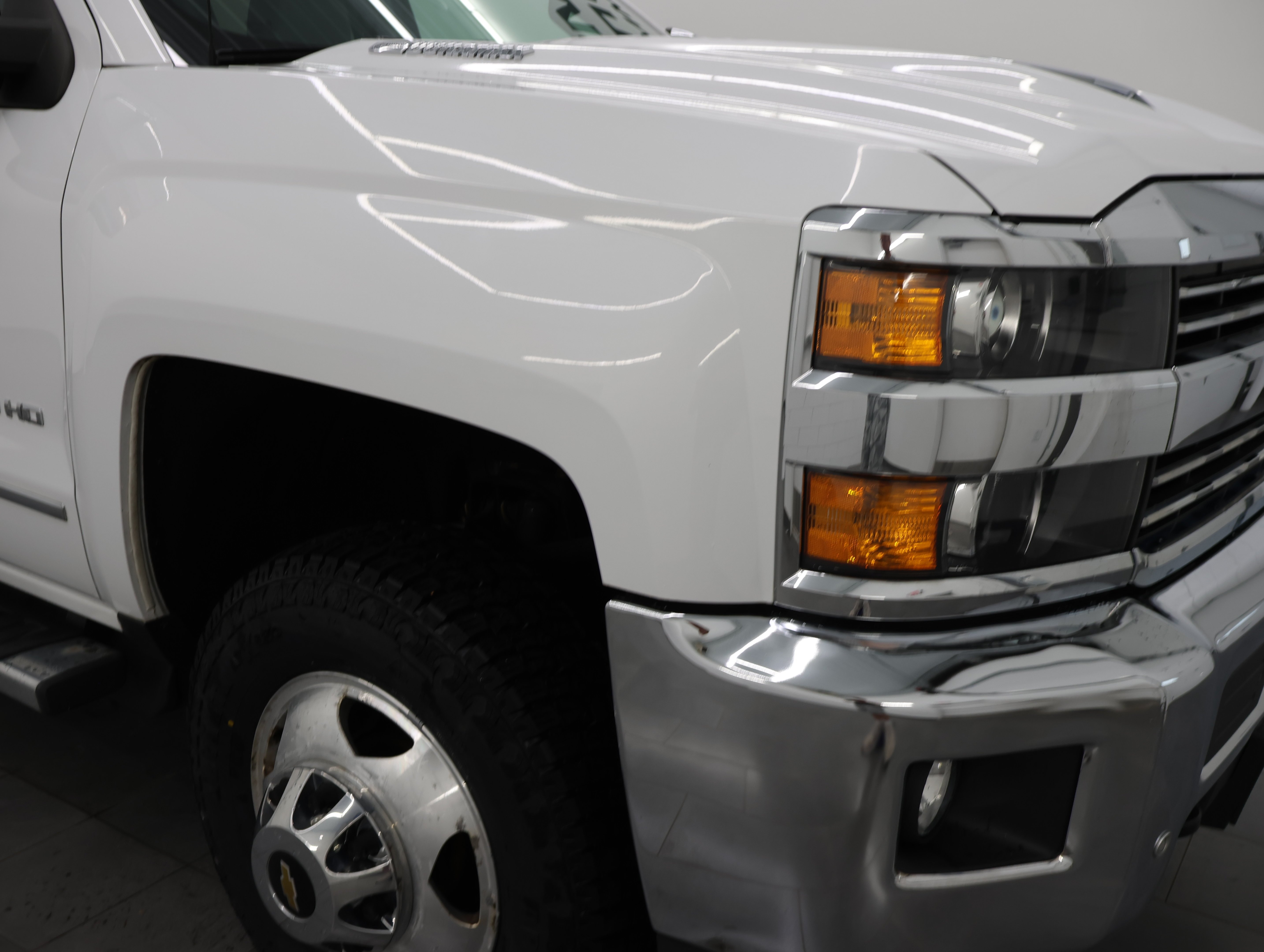 Used 2017 Summit White Chevrolet 4x4 Crew Cab LTZ DRW: CREW-LONG-DRW-LTZ-6.6L DIESEL-4WD-NAV image 24