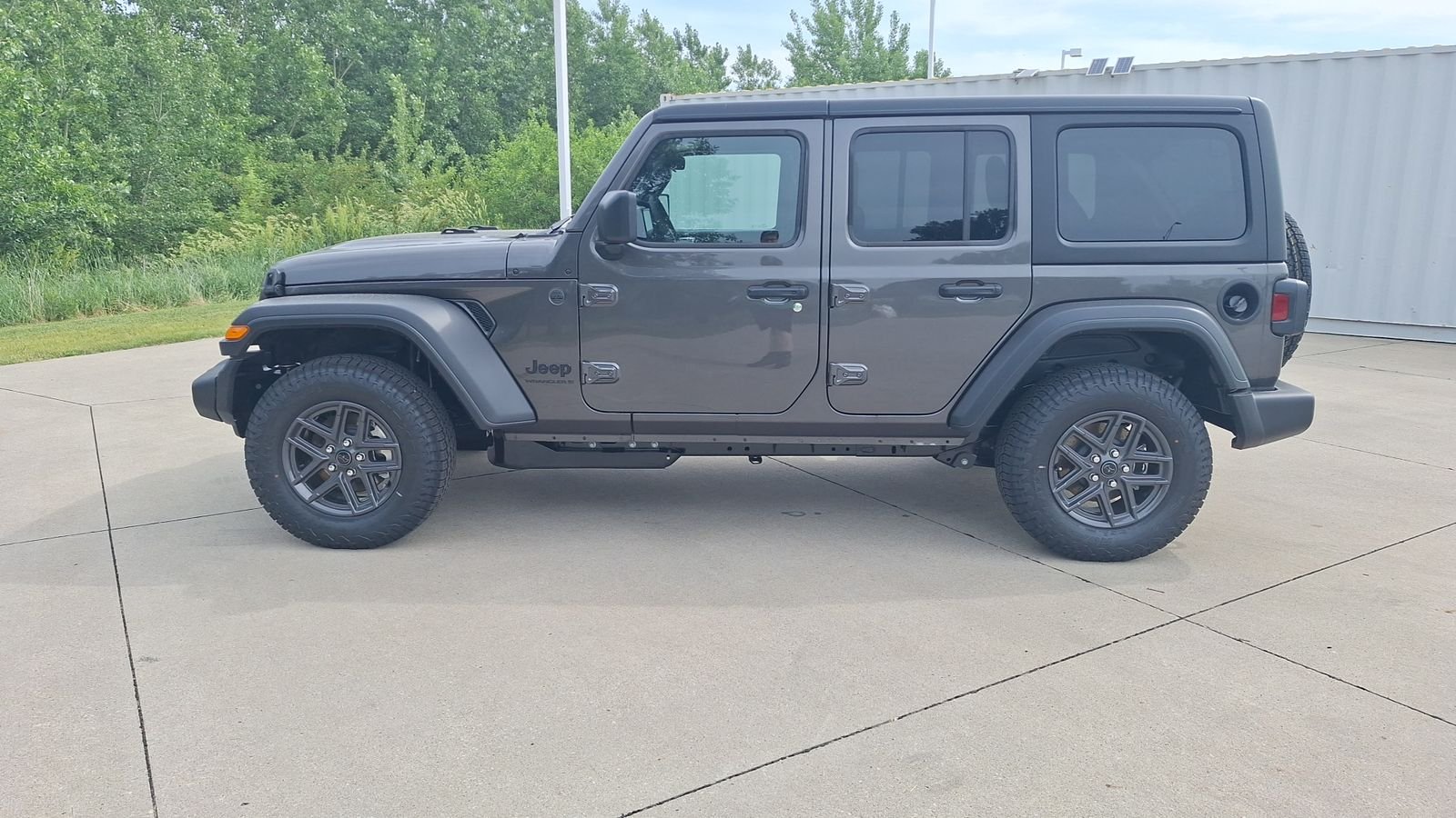 New 2026 Granite Crystal Metallic Clear-Coat Exterior Paint Jeep Sport S image 6