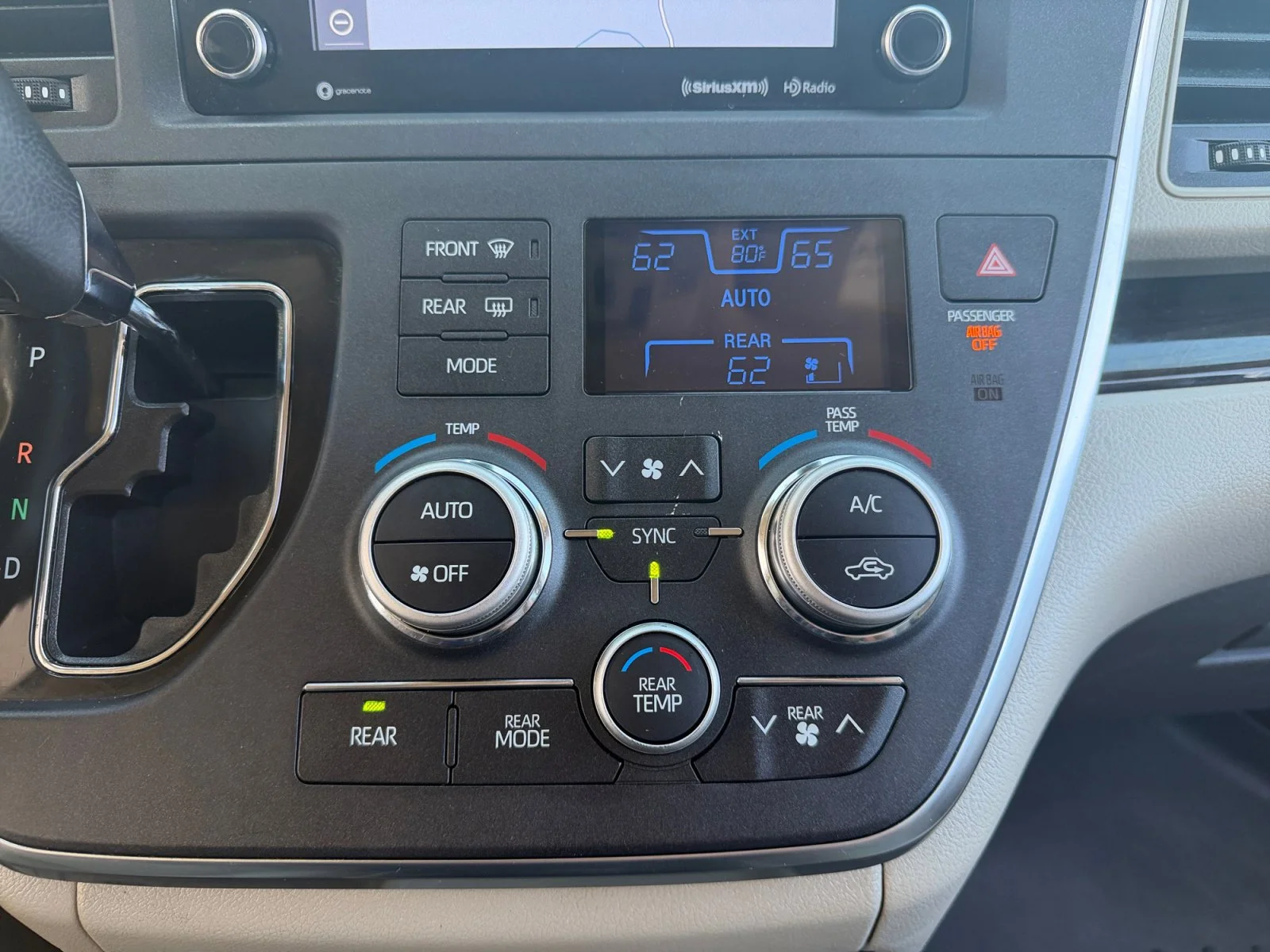 Used 2018 Super White Toyota XLE Premium image 22