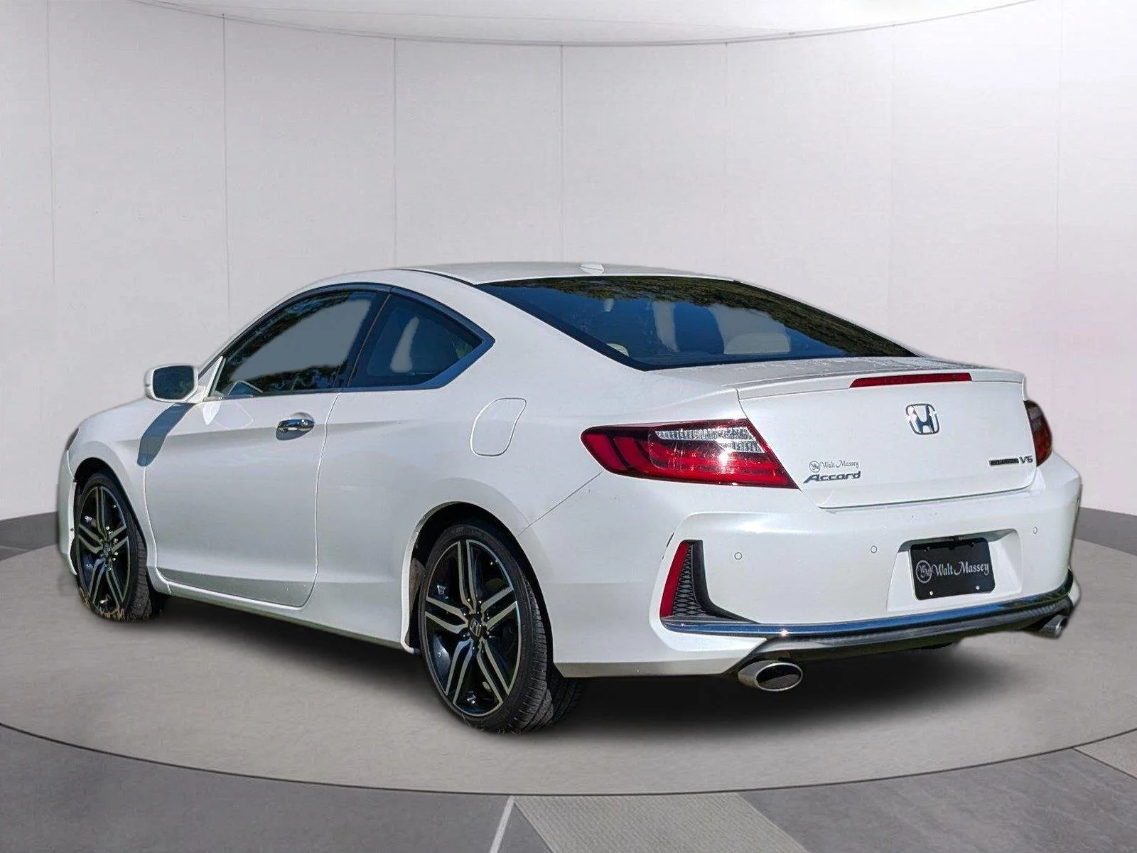 Used 2017  Honda Touring image 3