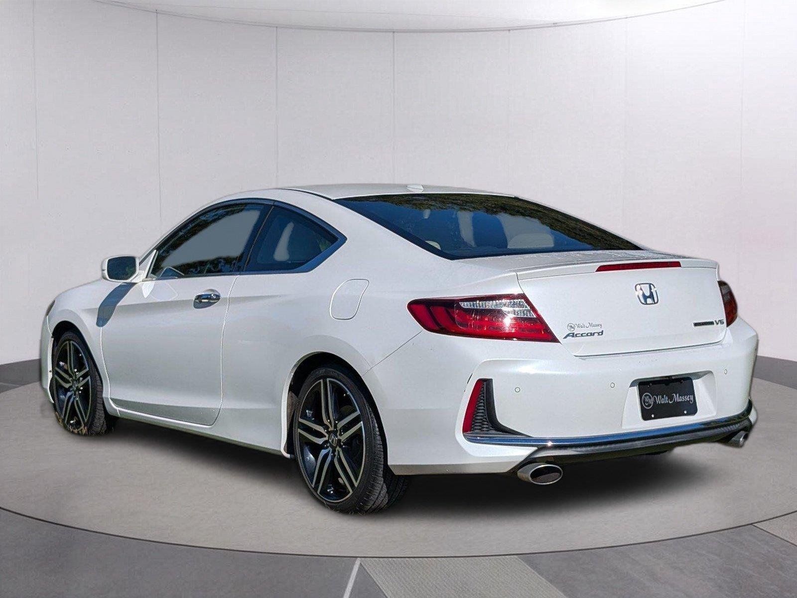 Used 2017  Honda Touring image 3
