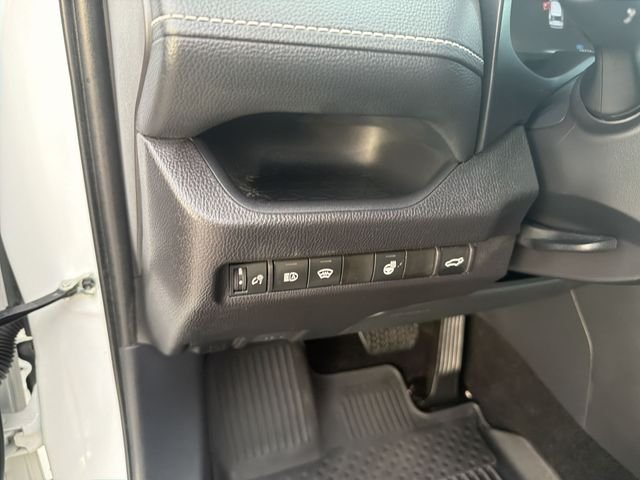 2025 Toyota RAV4 XLE - Photo 11