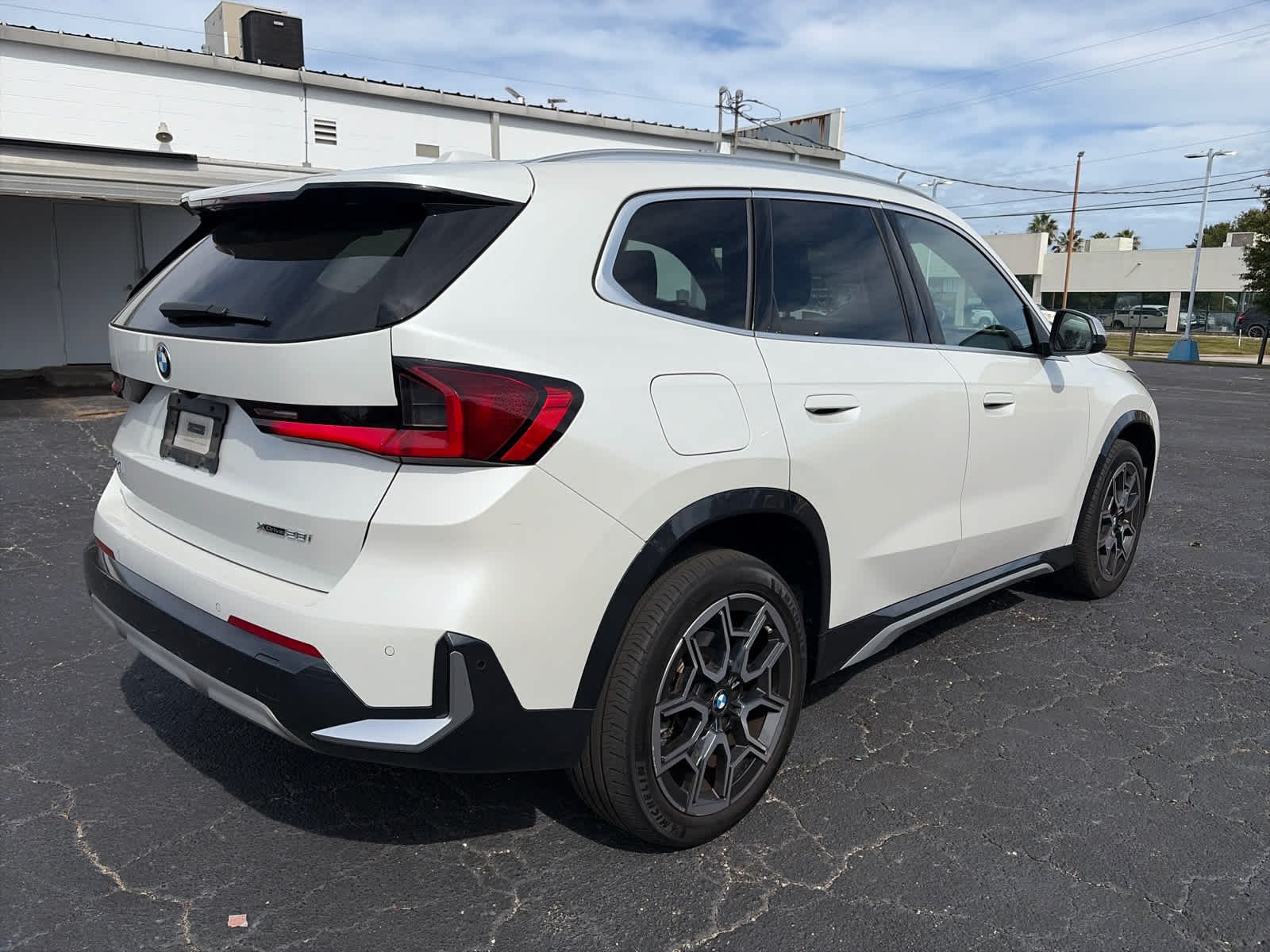 Used 2023 Mineral White Metallic BMW xDrive28i image 3