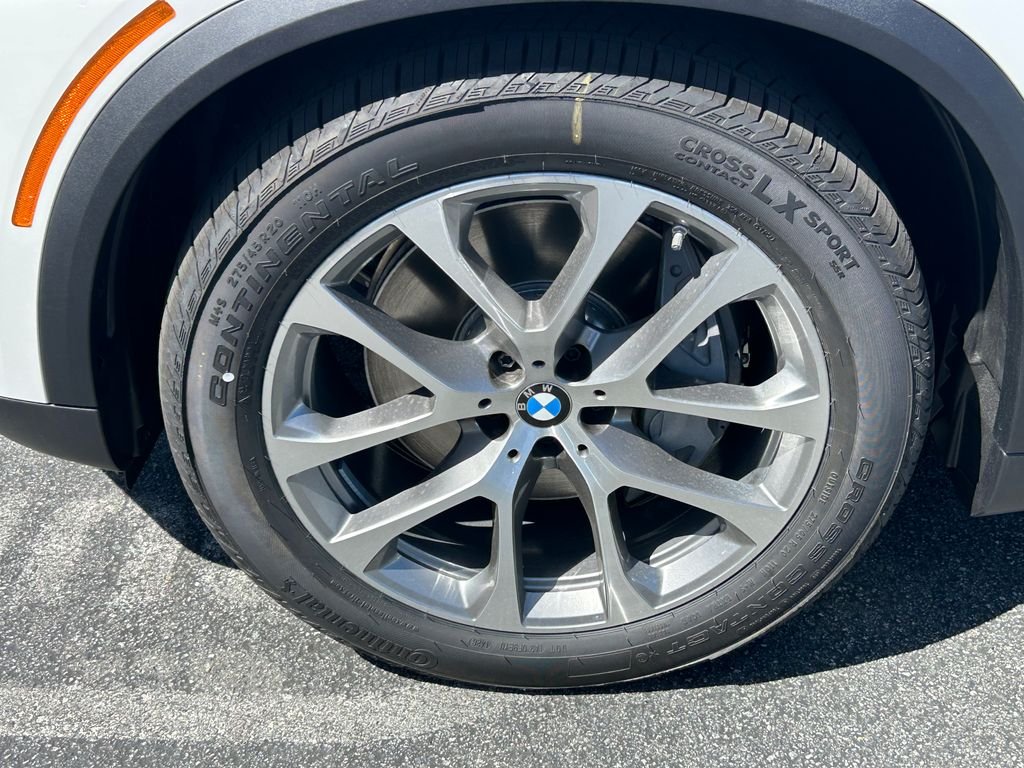 New 2026 Mineral White Metallic BMW xDrive50e image 9