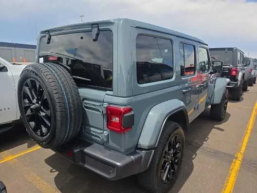 Used 2025 Anvil Clearcoat Jeep Sahara image 4