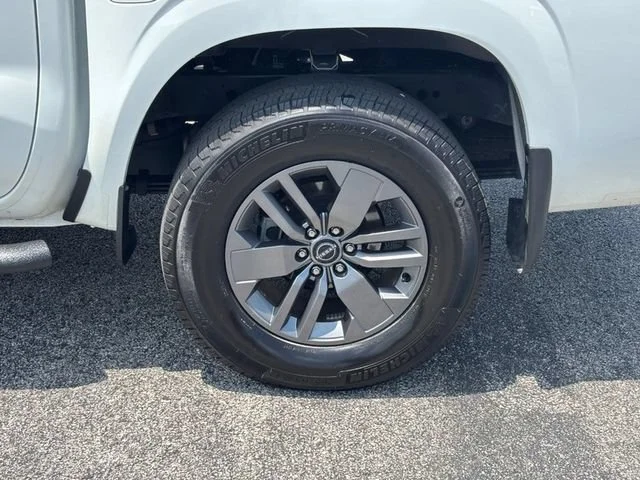 Used 2025 White Nissan Crew Cab SV 4x4 image 9