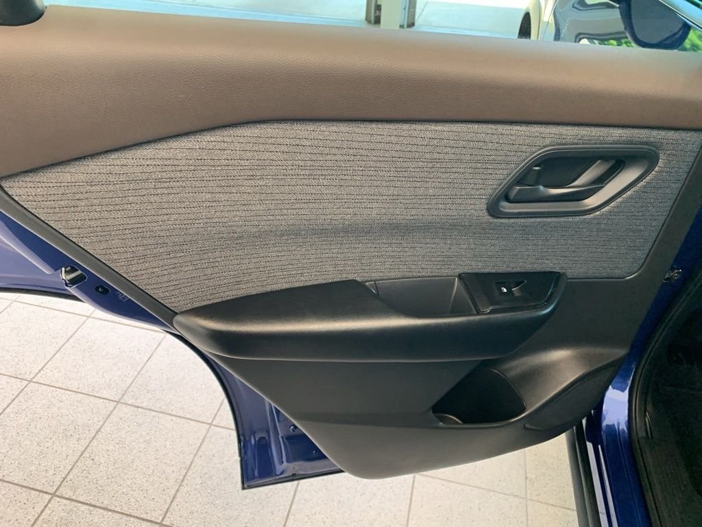 Used 2023 Blue Nissan S image 12