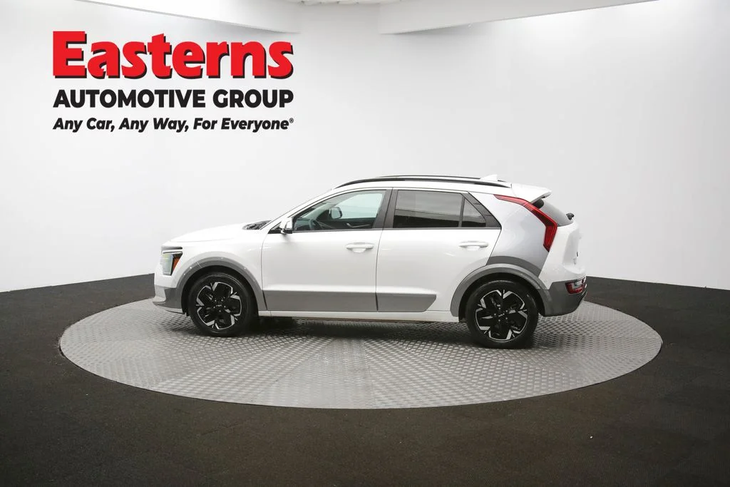 Used 2023 White Kia Wave image 63