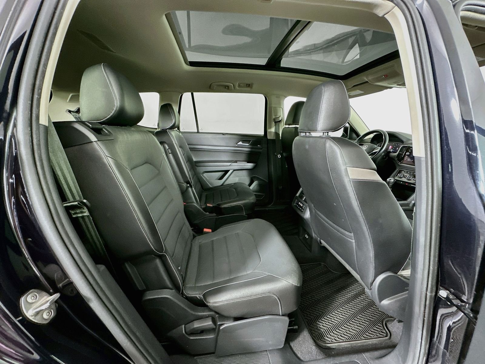 Used 2021 Deep Black Volkswagen SEL Premium image 29