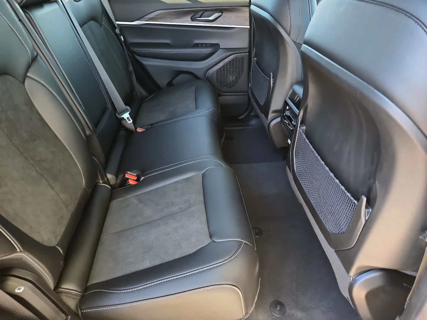 New 2026 Baltic Gray Metallic Clear-Coat Exterior Paint Jeep Laredo Altitude image 26