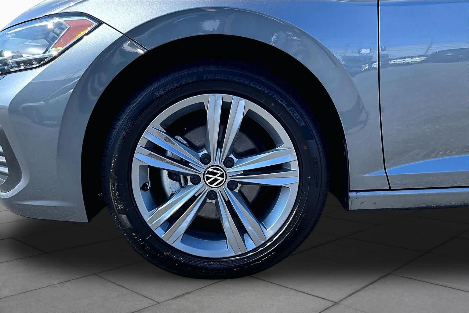Used 2024 Platinum Gray Metallic Volkswagen SE image 10