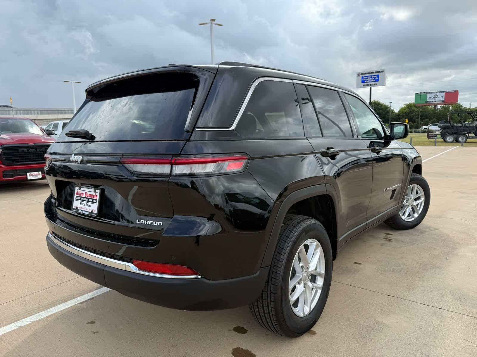 New 2026 Diamond Black Crystal Pearl-Coat Exterior Paint Jeep Laredo image 8
