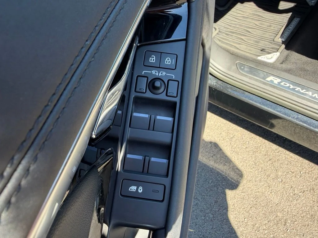 Used 2023 Santorini Black Metallic Land Rover R-Dynamic SE image 13