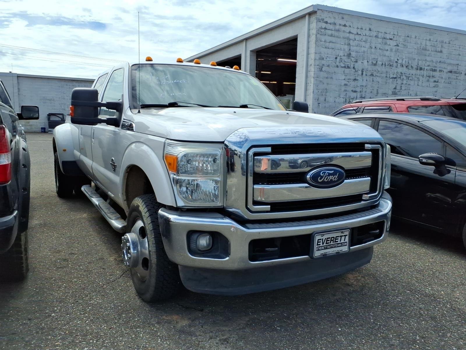 Used 2015 White Platinum Metallic Tri-Coat Ford Platinum image 2