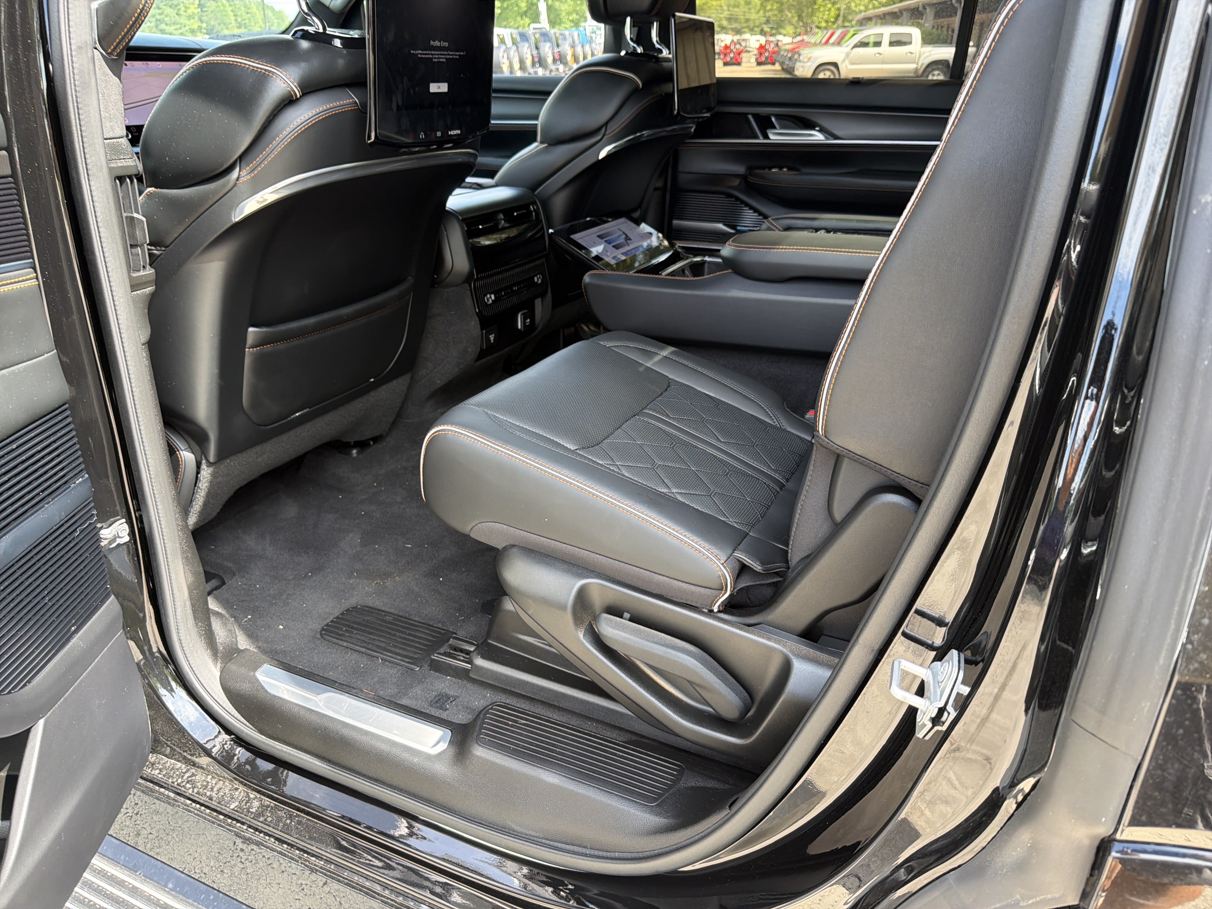 Used 2024 Diamond Black Crystal Pearlcoat Jeep Series III Obsidian image 20