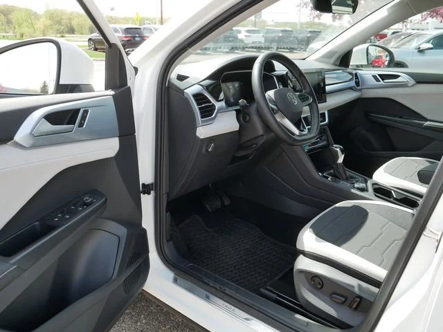 Used 2025 Pure White Volkswagen 1.5T SE image 12