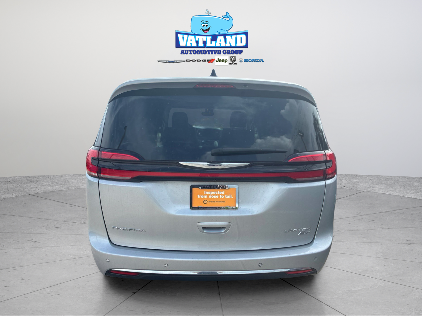 Used 2024 Silver Chrysler Limited image 4